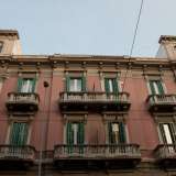 L�edificio si sviluppa su due torrioni laterali che danno alla struttura la parvenza di un piccolo castello, con le sue lesene e la facciata leggermente aggettante