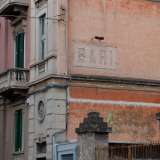 Il secondo � una grande scritta in stampatello con su scritto: �Bari�. � quello che oggi chiameremmo un cartello di localit�: in questo punto infatti iniziava la citt�. E chi da Carbonara giungeva all�altezza del palazzo, sapeva di essere arrivato nel capoluogo pugliese