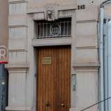 Poco oltre, sulla sinistra, ecco uno dei simboli del quartiere: l�antico palazzo Zippitelli, sulla cui decorazione in ferro battuto dei portoni � ancora leggibile la data di costruzione: 1931