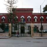 E� arrivato ora il momento di immergerci nella �contrada� entrando attraverso corso Alcide de Gasperi. Sulla nostra destra ecco il rosso ingresso dell�istituto penitenziario �Francesco Ricci�. La sua costruzione risale al 1914, ma incominci� a ospitare i detenuti solo dal 1926