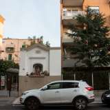 Ed eccoci finalmente al civico 272, l� dove sorge la nostra edicola. � incastonata in alto su una parete di recinzione di un complesso residenziale che si estende per tutto il grande isolato sulla nostra destra