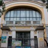 Ammiriamo la facciata superiore, bianca e gialla, che presenta una curiosa finestra circolare e il balcone con al centro una maschera apotropaica che raffigura un leone che protegge i bambini e le suore da presenze maligne