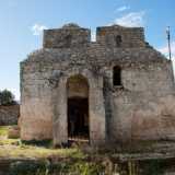 L�ingresso a nord invece conserva un protiro concluso da una volta a botte