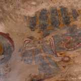 Sempre nella navata centrale si trovano poi le �Sette lampade� (anche se ne sono sopravvissute solo sei), che ricordano il candelabro d�oro che si trovava nel Tempio di Gerusalemme. Sotto,  ecco infine svelarsi la scena della �Donna alata col dragone�, sicuramente l�immagine pi� suggestiva, in cui c�� Maria con ali d�aquila e un abito azzurro e ai cui piedi si trova un fiore rosso a simboleggiare il Figlio di Dio
