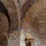 ...che terminano con capitelli decorati