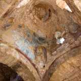 Di fronte all�abside, nella navata centrale, � raffigurata la prima profezia apocalittica: la scena della �Rivelazione a San Giovanni�, in cui quest�ultimo � rappresentato mentre cammina sulle rocce, sullo sfondo di un cielo scuro, affiancato dai santi Stefano e Lorenzo