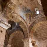 Se l�esterno si presenta austero e compatto, l�interno � una vertigine di grandi archi, decorazioni e affreschi raffiguranti perlopi� scene tratte dal libro dell�Apocalisse che si rincorrono per tutte le pareti grezze 