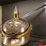 ...e un modello di "Pichelhaube". �� un caratteristico elmo a punta prussiano in ottone -. Oggi vale migliaia di euro�