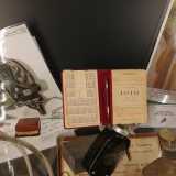 In un'altra teca risaltano piccoli accessori come il portasigarette, la bussola e un�agenda militare ufficiale dell�anno 1916