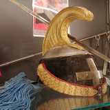 In una vetrina vicina spicca un cimiero impreziosito da fregi dorati e una vistosa croce in ferro, appartenuta un membro del glorioso reggimento "Savoia cavalleria"
