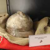 Notiamo poi un altro copricapo interessante: � un Adrian, particolare modello scolorito dall'acqua ritrovato sul letto dell'Isonzo, il fiume goriziano tristemente famoso per le battaglie tra italiani e austroungarici avvenute tra il 1815 e il 1917