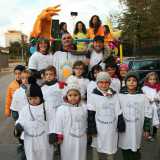 Il gruppo di bambini vestiti da angioletti 