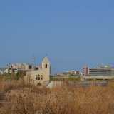 Ci avviciniamo il pi� possibile alla facciata della chiesa, la vegetazione � altissima e un muretto sbarra la strada e ci impedisce di proseguire e vedere oltre