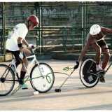 Due ragazzi coratini che giocano a Bike Polo, sport che riprende il Polo usando le bici al posto dei cavalli