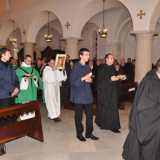 Un novizio partecipa al rito della professione monastica temporanea. (foto del sito abbazialascala.it)