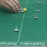 Un giocatore intento a battere il calcio d'inizio