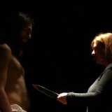Una scena di violenza nello spettacolo Mangiami l'anima e poi sputala prodotto dalla compagnia teatrale Fibre Parallele