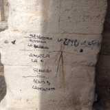 Volgarit� visibili sul pilastro degli arconi ciechi della Basilica