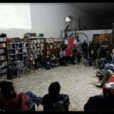 La libreria sociale durante un assemblea