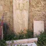 Lastra del Sarcofago Vescovile recentemente restaurato. Ai piedi due pilastrini di iconostasi restaurati anch'essi e lasciati alle intemperie