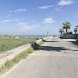 Il lungomare si interrompe e la strada vira verso l'interno a causa di un'ampia distesa di terreno su cui non si � potuto costruire: si tratta dello sbocco a mare di Lama Balice