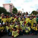 Il gruppo di bambini vestiti da arcobaleno