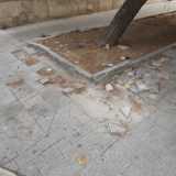 Marciapiede e aiuola in via De Lilla.