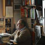 Gianluca Rossiello nella sua libreria 