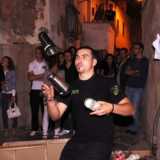 Luca Morelli, istruttore di flair, durante uno spettacolo