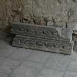 Foto del 2007 raffigurante i pilastrini dell'iconostasi prima del restauro all'interno del cortile del Castello