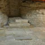 Dettaglio della navata centrale di San Benedetto: i tre gradini d'accesso al presbiterio del monastero