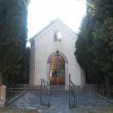 A ridosso della pineta si erge la piccola cappella cimiteriale in cui riposano i resti dei primi monaci dell'Abbazia