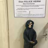 Dal manifesto pende un fantoccio che rappresenta la morte