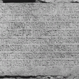 Dettaglio dell'iscrizione sulla tomba di Smaragdo, il rettore della chiesa di San Martino in epoca medievale