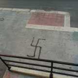 La svastica disegnata sul marciapiede dell'ingresso di via Pizzoli del liceo Q. O Flacco di Bari
