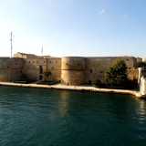 La possenza del Castello Aragonese, costruito alla fine del 1400 sull�impianto di un precedente castello di et� normanno-sveva che, a sua volta, era stato edificato sui resti di una roccaforte bizantina.