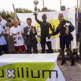 Ali solleva orgoglioso il premio vinto in una gara organizzata all'interno del Cara di Bari. Ha vinto anche la Gara del faro nella citt� di Bari e ora si prepara a competizioni a livello nazionale