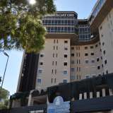 Un edificio che comprendeva 168 stanze, sale congressi, un ristorante, la piscina e un parcheggio interno da 200 posti auto. Locali raggiungibili grazie ai suoi sei ascensori, di cui due panoramici
