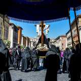 Una processione della confaternita nella Capitale: i "sacchi neri" sono gemellati con la capostipite romana �dell'Orazione e Morte�