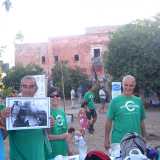 Un operatore mostra una foto in bianconero di villa Giustiniani