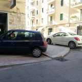 Due auto in sosta sulle rampe di via Carnia, angolo via Laterza