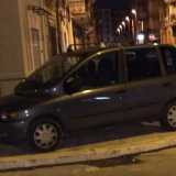 All'angolo tra via Montello e via Carnia una vettura resta parcheggiata tutta la notte sullo scivolo 