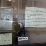 Avvisi e pubblicit� sulla porta di entrata dell'ufficio recapito