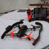 Un drone modello Parrot Bebop e il suo joystick con schermo integrato
