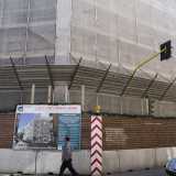Passeggiamo su via Pasubio fino all�incrocio con via Giulio Petroni, per �ammirare� il cantiere del nuovo palazzo che sta sorgendo al posto del cinema Armenise, abbattuto lo scorso giugno dopo aver animato per ben 61 anni le serate del quartiere