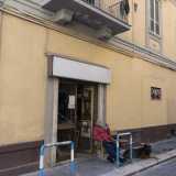 ...tra questi la bottega di rigattiere dell�anziano Nicola che troviamo anche lui spaparanzato su una sedia di legno al di fuori del suo locale