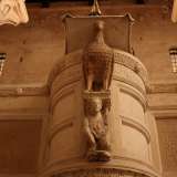 Al centro della navata troneggia l�Ambone (il pulpito da dove si leggono le sacre scritture), con i suoi simbolici ornamenti medievali, tra cui i bestiari e la maestosa aquila federiciana che regge il leggio