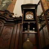 Si presenta circondata da arredi in legno tra i quali spicca una pendola del 1600, restaurata e perfettamente funzionante