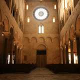 Si resta senza fiato varcando il portale. La luce pomeridiana invade la navata principale, sorretta da colonne, capitelli e arcate che i restauri eseguiti negli anni Trenta del secolo scorso hanno liberato dagli stucchi barocchi apposti nel 700 dall�architetto Antonio Domenico Vaccaro