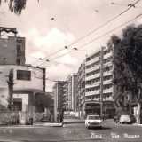 Una rara foto della fine degli anni 60 mostra l�incrocio tra viale Orazio Flacco, via Pansini e via Mauro Amoruso.  Al centro il �fungo� con una scala a chiocciola in seguito eliminata e i sette box che ospitarono i primi esercizi commerciali della zona (tra cui una tabaccheria)
